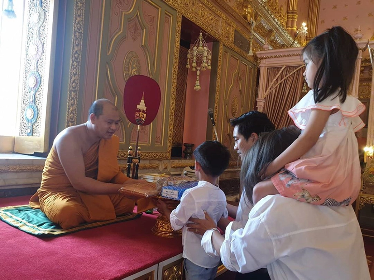  “โอปอล์” เผยภาพลูกสาว “น้องอลิน” ขี่คอคุณแม่ตอนไหว้พระ งานนี้เจอดราม่าเบาๆ