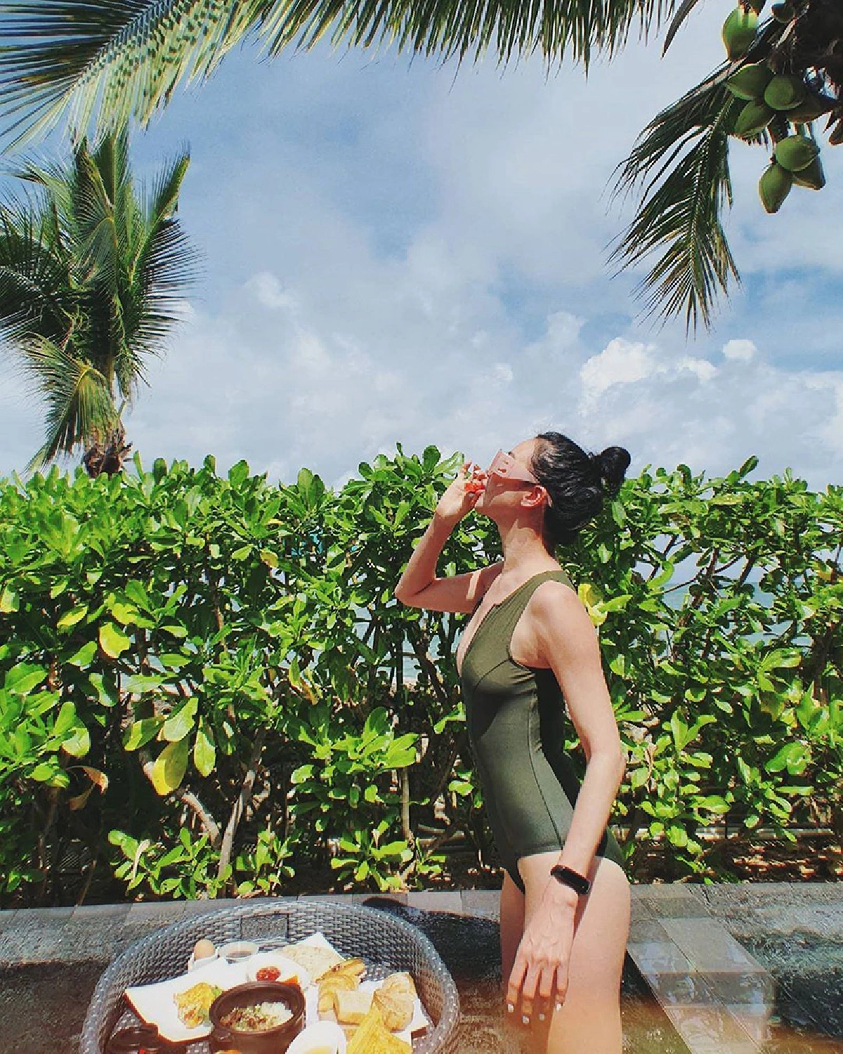 “คริส หอวัง” ร้อนแรงทะลุอุณหภูมิ 39 ฟาดวันพีซเว้าลึก โพสท่าแซ่บ