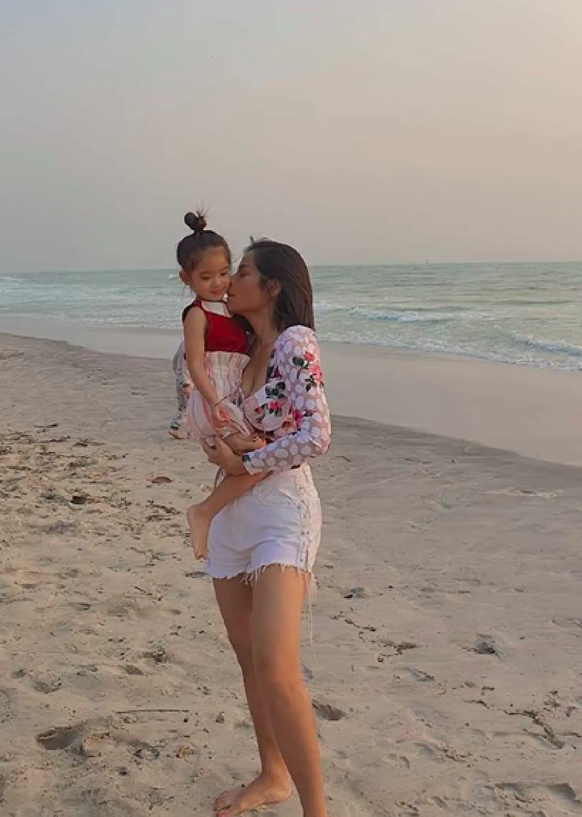  “โอปอล์” เผยภาพลูกสาว “น้องอลิน” ขี่คอคุณแม่ตอนไหว้พระ งานนี้เจอดราม่าเบาๆ