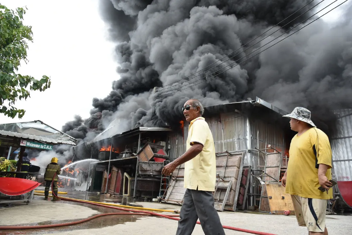 สูญกว่า 50 ล้าน!ไฟไหม้รง.ผลิตหลังคารถย่านลำลูกกาเสียหายหนัก