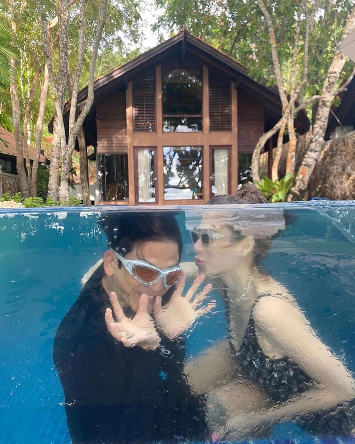 “ป๋อ-เอ๋” จัดรูปโรแมนติกสวีตใต้น้ำ ดูรูปแล้วลุ้นตาม