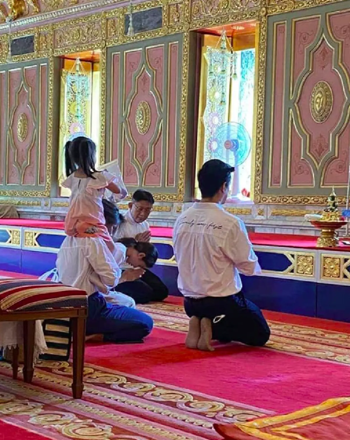  “โอปอล์” เผยภาพลูกสาว “น้องอลิน” ขี่คอคุณแม่ตอนไหว้พระ งานนี้เจอดราม่าเบาๆ