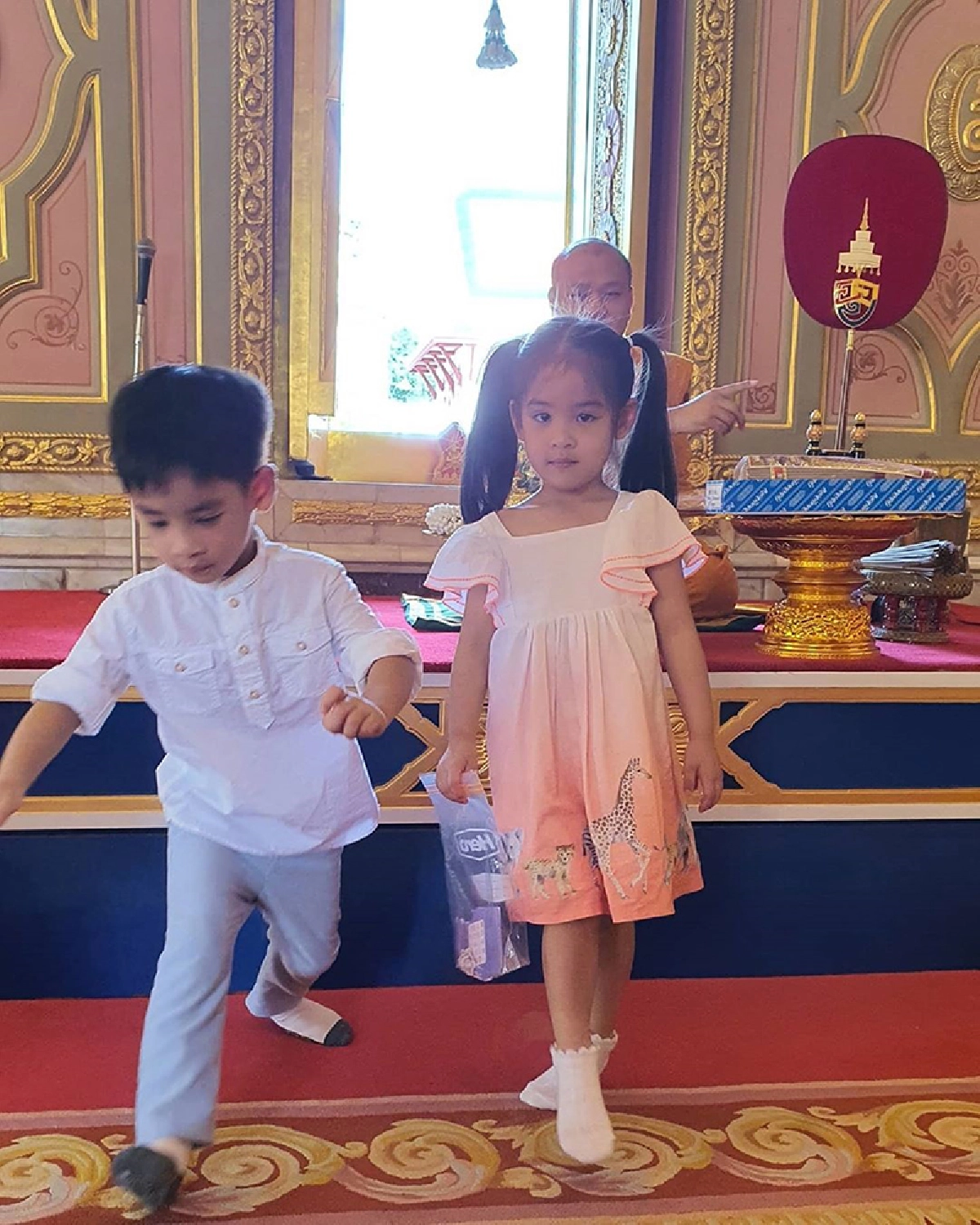  “โอปอล์” เผยภาพลูกสาว “น้องอลิน” ขี่คอคุณแม่ตอนไหว้พระ งานนี้เจอดราม่าเบาๆ