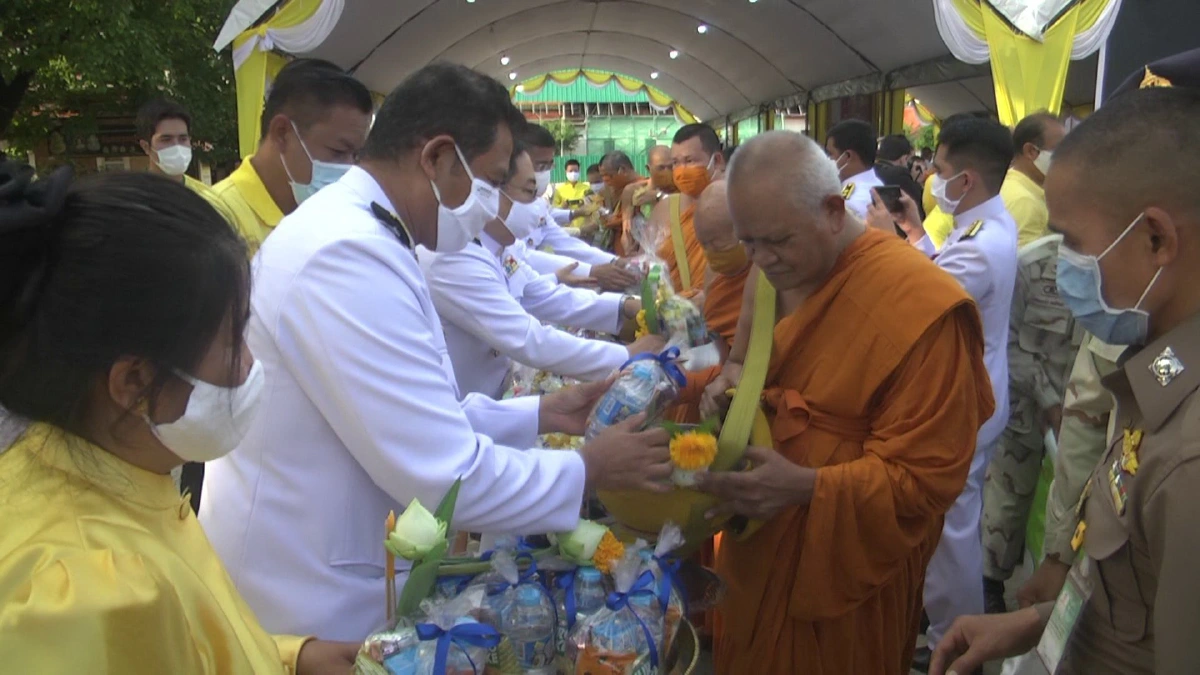 พสกนิกรทั่วไทยทำบุญตักบาตรเนื่องในโอกาสวันเฉลิมพระชนมพรรษา 