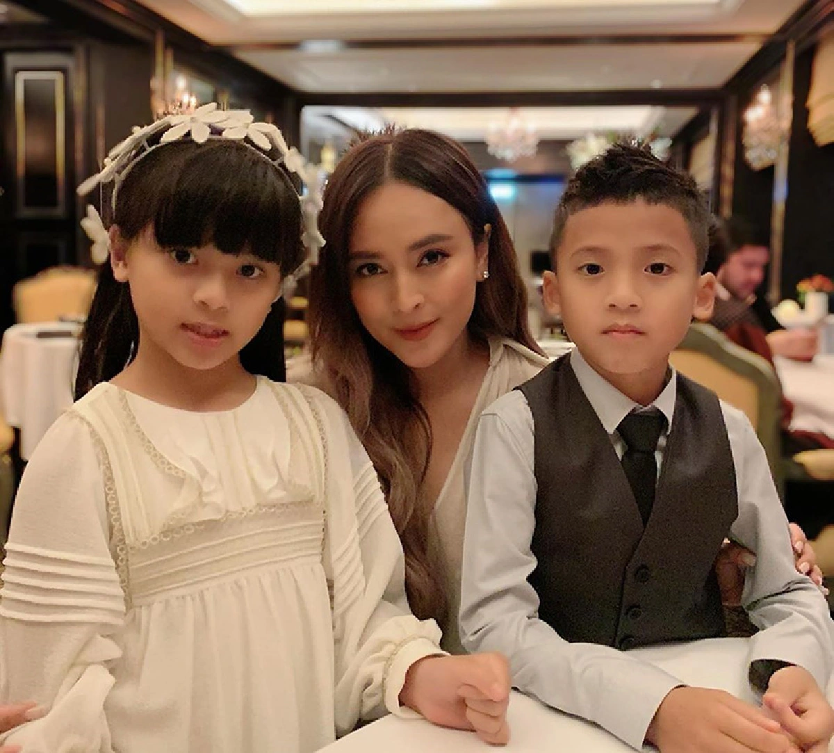 “นานา-เวย์” ควงลูกๆ ดินเนอร์ครบรอบแต่งงาน 10 ปี  พร้อมโพสต์ซึ้งถึงกันและกัน