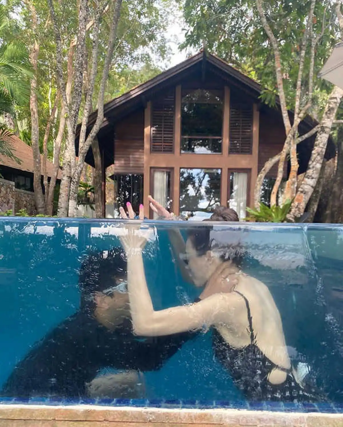 “ป๋อ-เอ๋” จัดรูปโรแมนติกสวีตใต้น้ำ ดูรูปแล้วลุ้นตาม