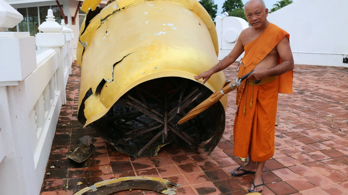 เร่งซ่อมยอดฉัตรหอพระประวัติสมเด็จพระญาณสังวรฯกถูกพายุพัดหัก