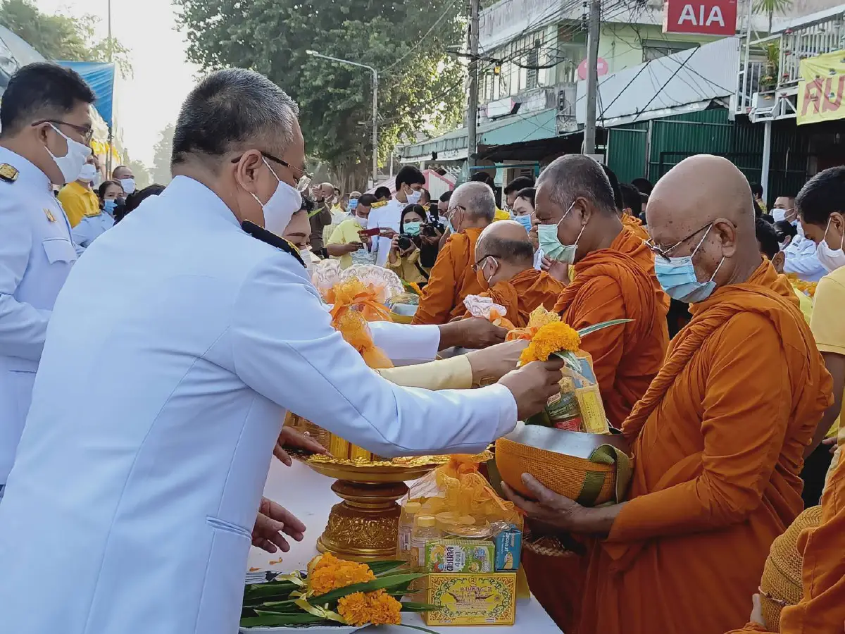 พสกนิกรทั่วไทยทำบุญตักบาตรเนื่องในโอกาสวันเฉลิมพระชนมพรรษา 