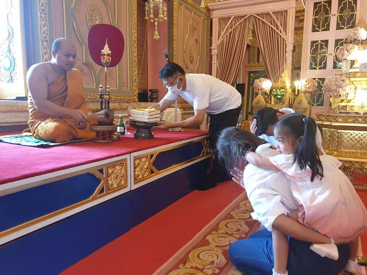  “โอปอล์” เผยภาพลูกสาว “น้องอลิน” ขี่คอคุณแม่ตอนไหว้พระ งานนี้เจอดราม่าเบาๆ