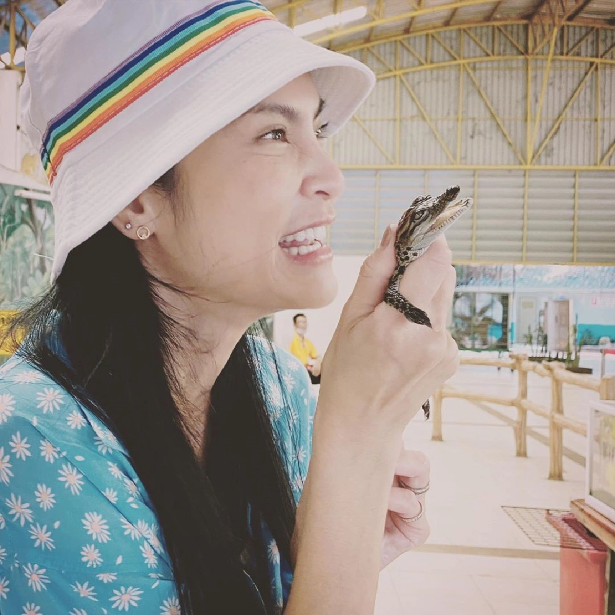 "ปิ่น เก็จมณี" เปิดประสบการณ์ใหม่ แกะไข่-จับลูกจระเข้ด้วยมือเปล่า