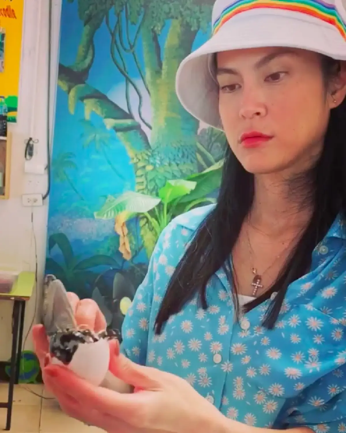 "ปิ่น เก็จมณี" เปิดประสบการณ์ใหม่ แกะไข่-จับลูกจระเข้ด้วยมือเปล่า