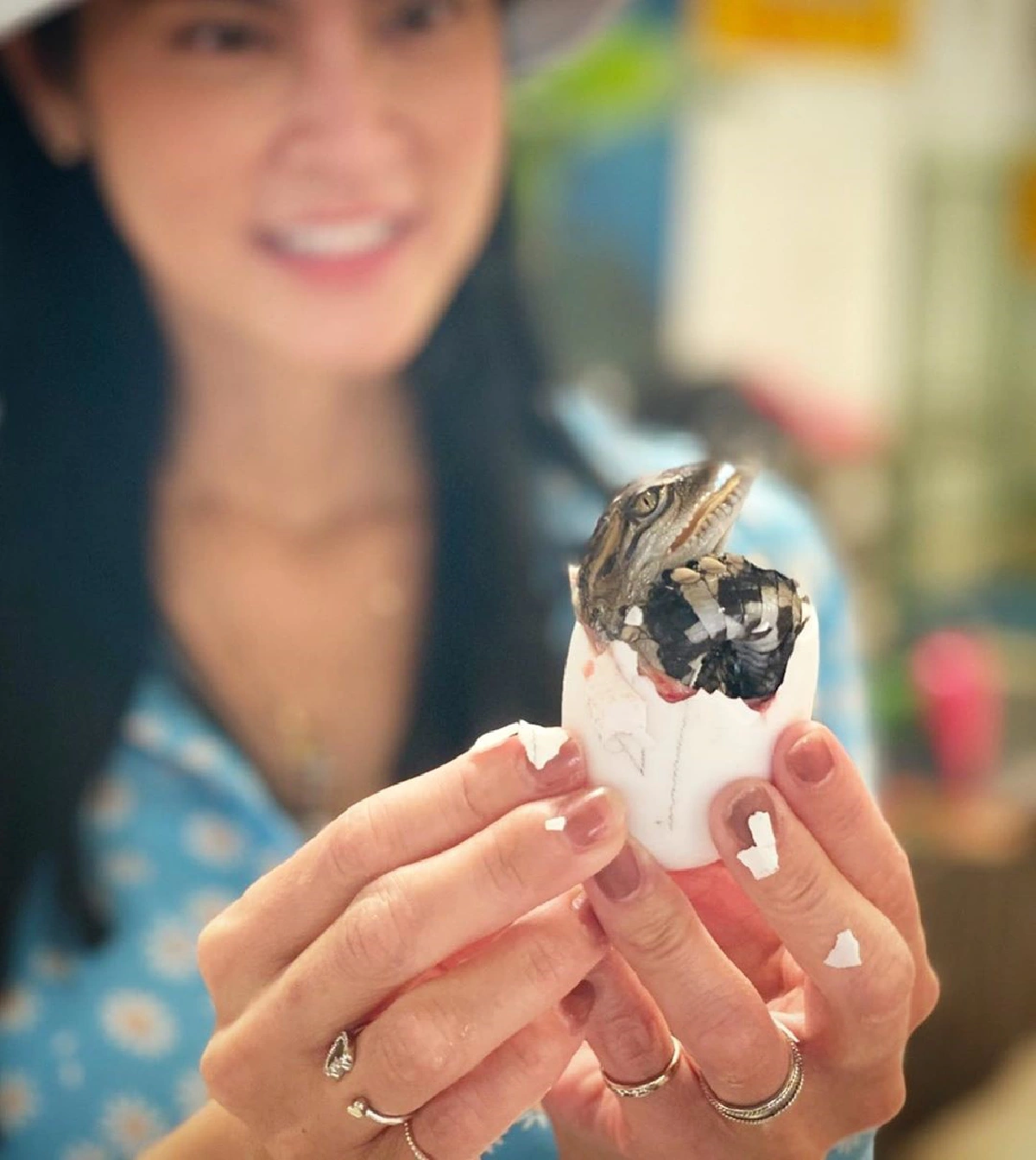 "ปิ่น เก็จมณี" เปิดประสบการณ์ใหม่ แกะไข่-จับลูกจระเข้ด้วยมือเปล่า