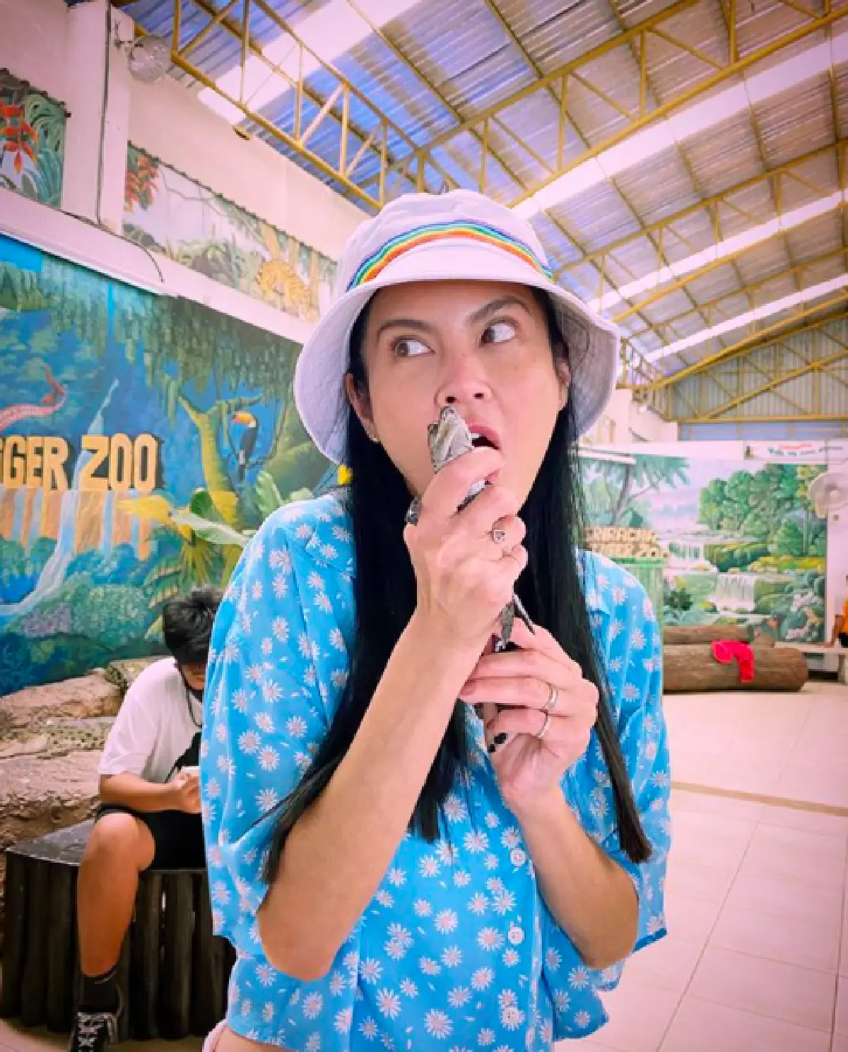 "ปิ่น เก็จมณี" เปิดประสบการณ์ใหม่ แกะไข่-จับลูกจระเข้ด้วยมือเปล่า