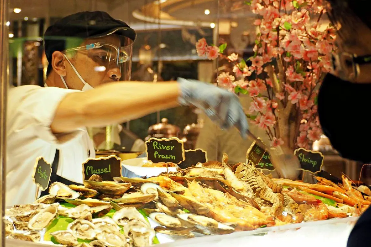 อลังการกับบุฟเฟ่ต์รูปแบบใหม่ในห้องอาหาร ‘เรนทรี คาเฟ่’