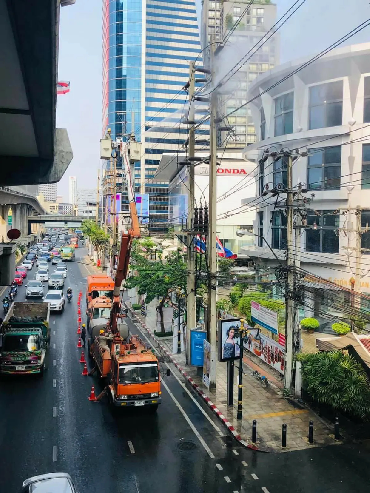 MEA ฉีดน้ำล้างลูกถ้วยฉนวนไฟฟ้า Hotline ไม่ดับไฟ บำรุงรักษาอุปกรณ์เพิ่มความมั่นคงระบบไฟฟ้า