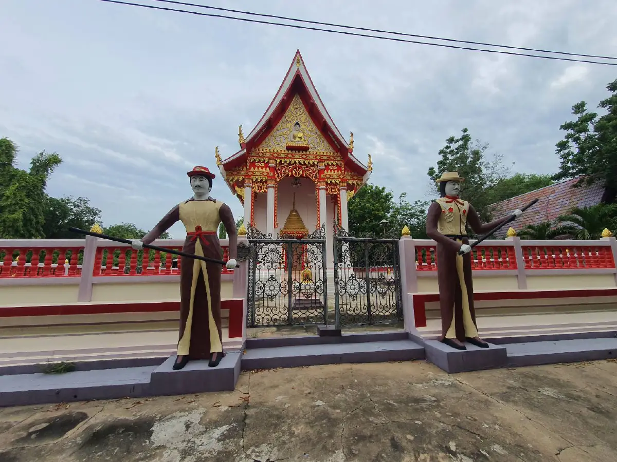 ไอเดียแปลก!วัดดังโคราชสร้างหุ่นนักรบจีนเฝ้าอุโบสถ 