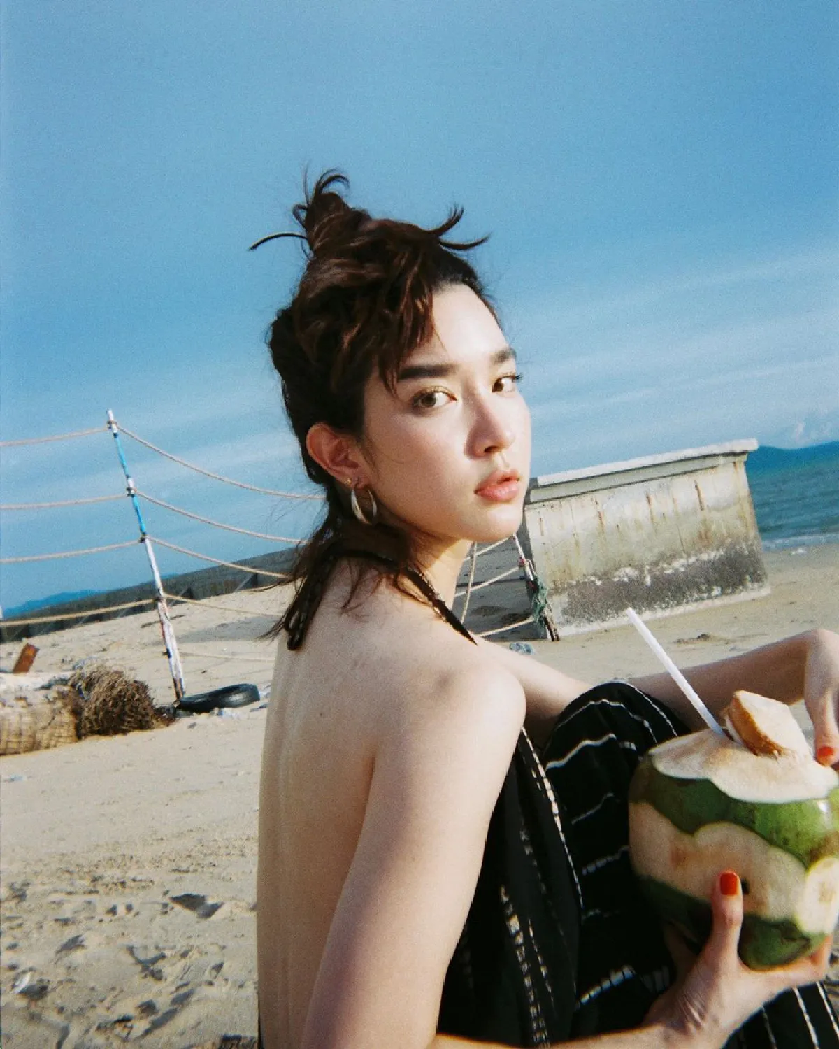 แซ่บต่อเนื่อง! โม มนชนก จัดเต็มลุคสวยเซ็กซี่เที่ยวทะเลหัวหิน