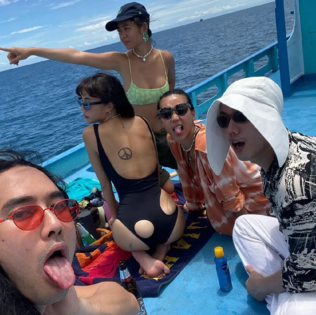 นท-วี-ซิลวี่-พลอย แท็กทีมสวมบิกินี่ดำน้ำเกาะเต่า พร้อมโชว์ลีลาสุดพลิ้ว (คลิป)