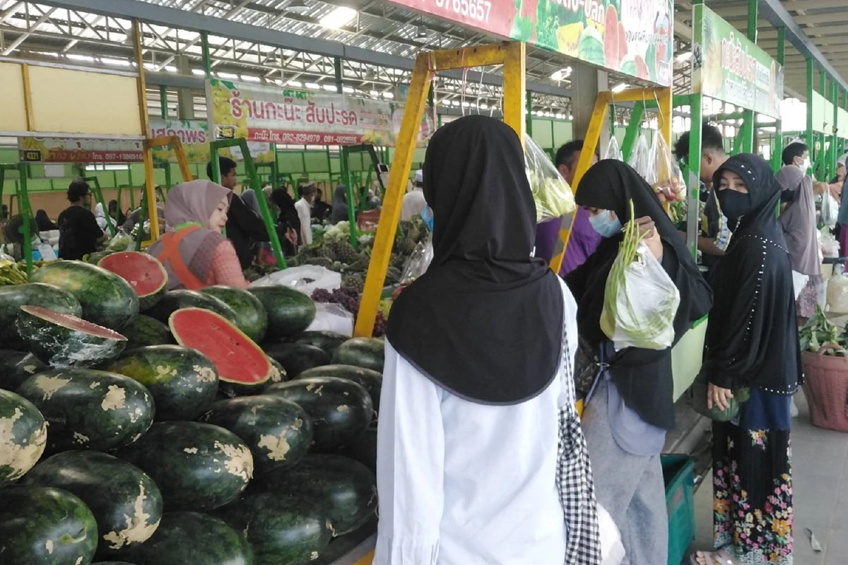 ชาวไทยมุสลิมแห่ซื้อข้าวของเตรียมฉลองวันฮารีรายอ