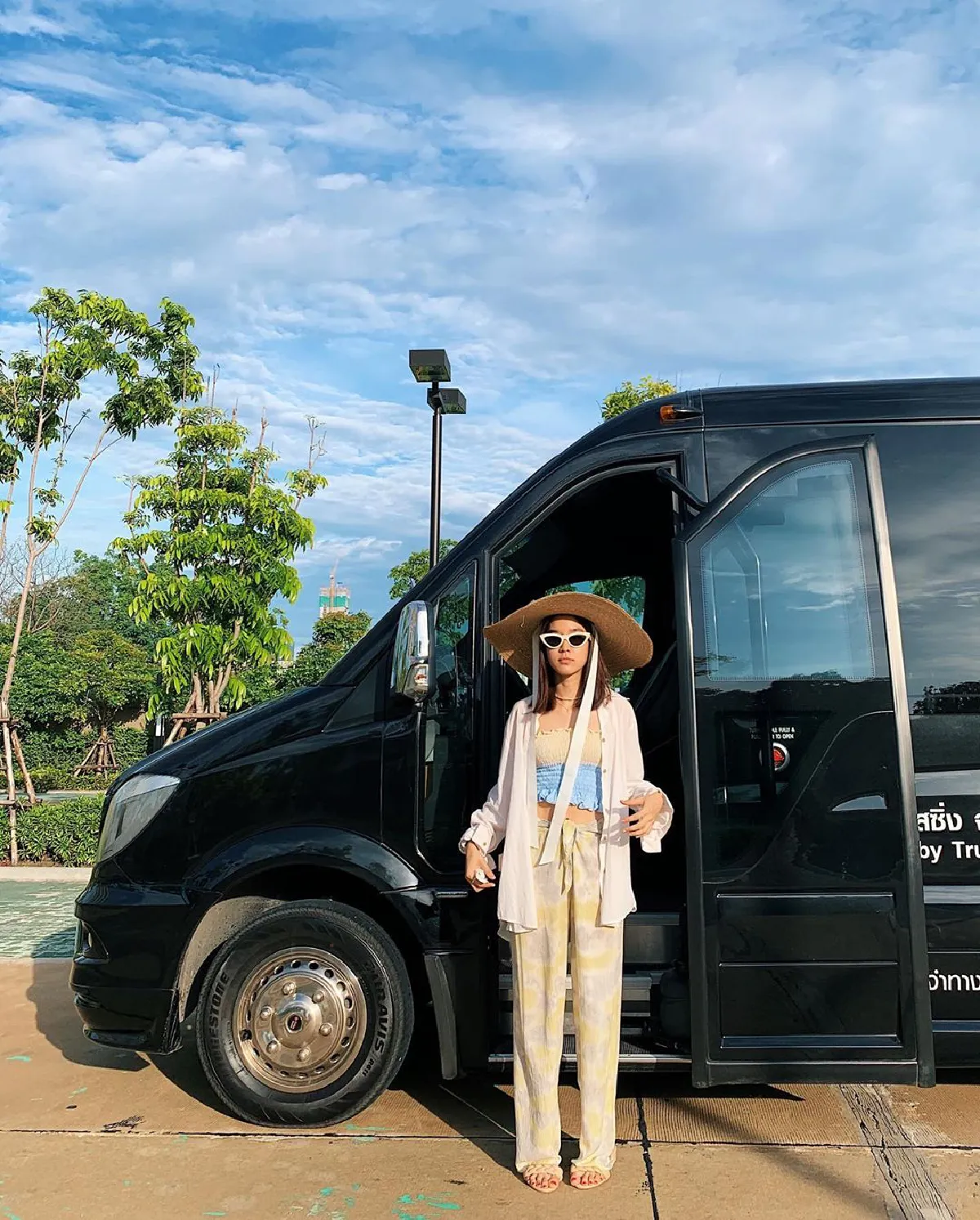 แซ่บต่อเนื่อง! โม มนชนก จัดเต็มลุคสวยเซ็กซี่เที่ยวทะเลหัวหิน