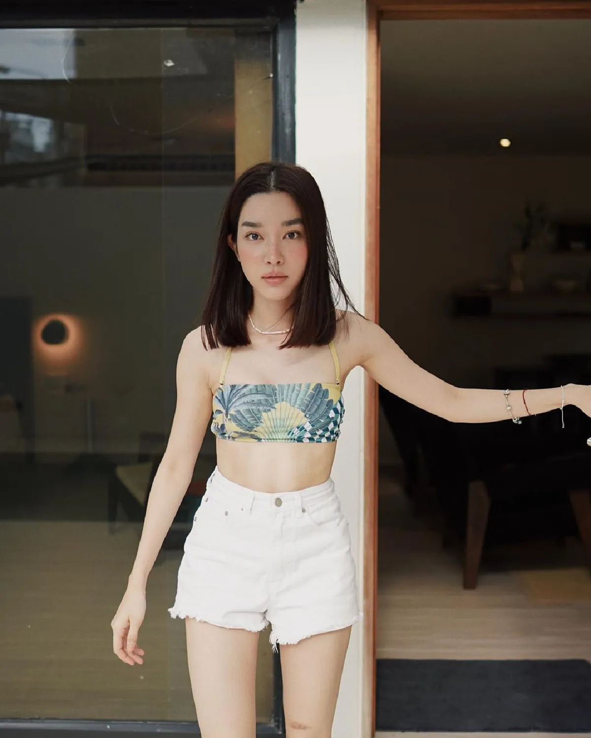 แซ่บต่อเนื่อง! โม มนชนก จัดเต็มลุคสวยเซ็กซี่เที่ยวทะเลหัวหิน