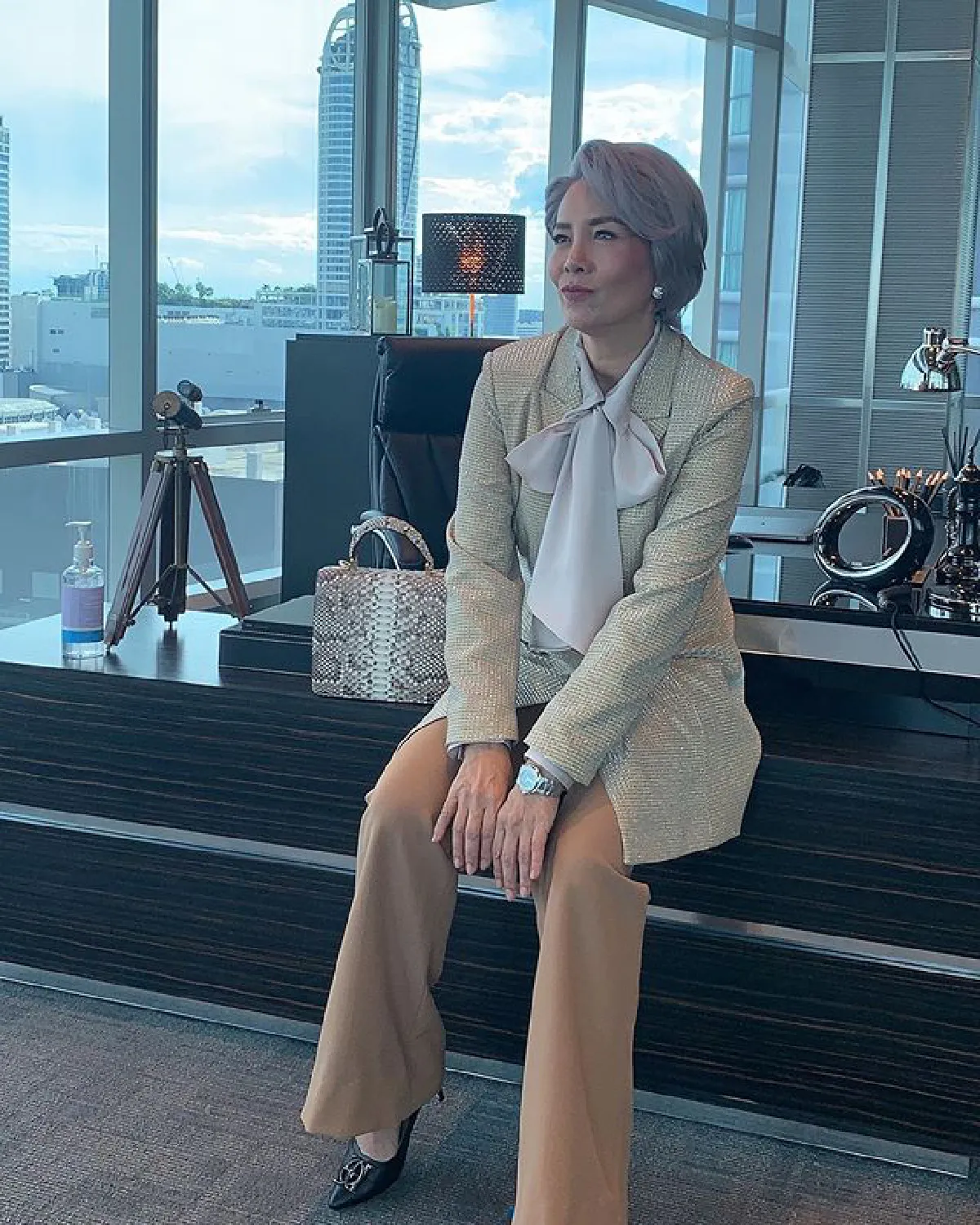 จำแทบไม่ได้! ต่าย เพ็ญพักตร์ เปลี่ยนลุคใหม่ผมสั้นสีเทาสวยเท่กระชากวัยสุดๆ