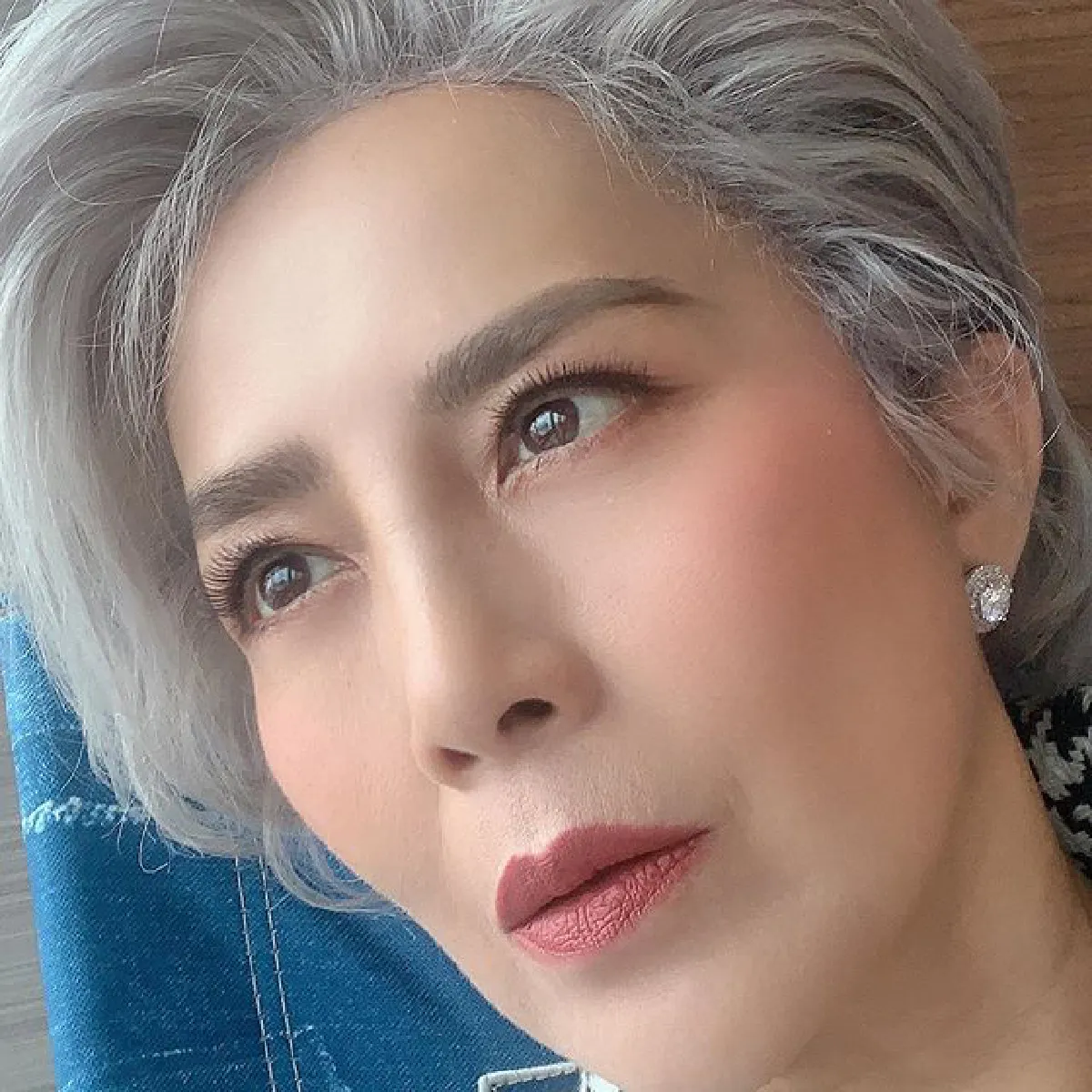 จำแทบไม่ได้! ต่าย เพ็ญพักตร์ เปลี่ยนลุคใหม่ผมสั้นสีเทาสวยเท่กระชากวัยสุดๆ