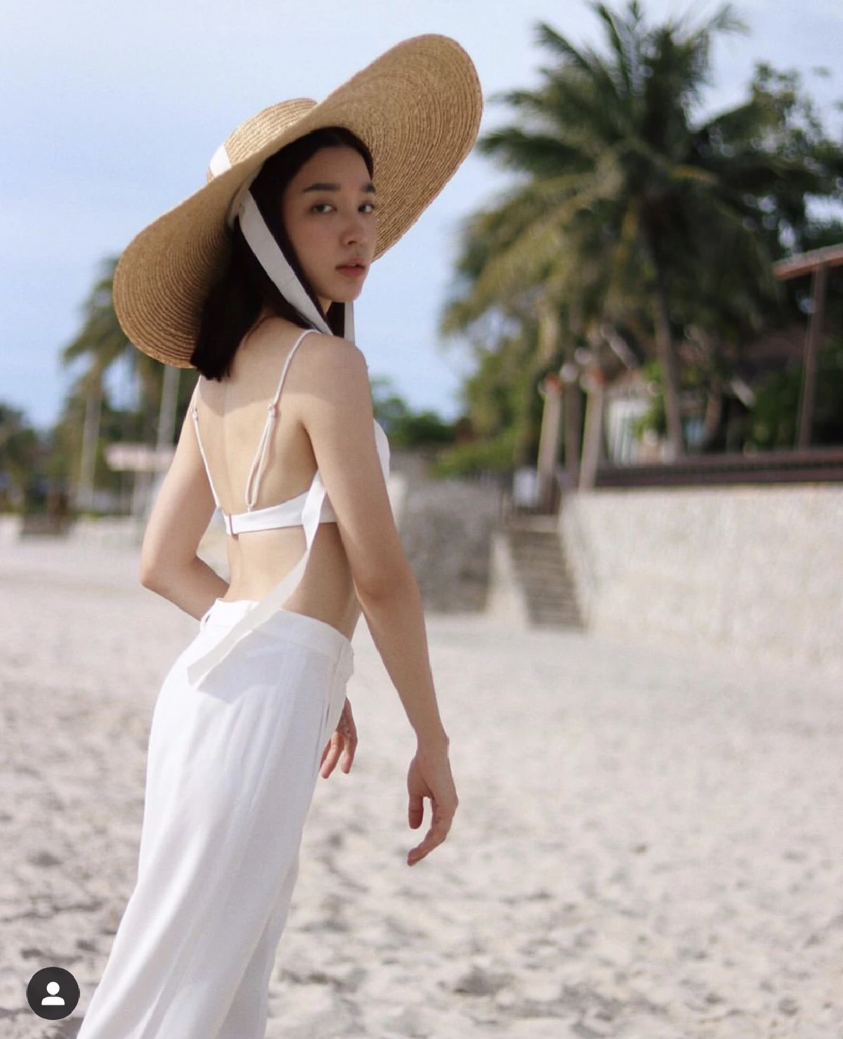 แซ่บต่อเนื่อง! โม มนชนก จัดเต็มลุคสวยเซ็กซี่เที่ยวทะเลหัวหิน