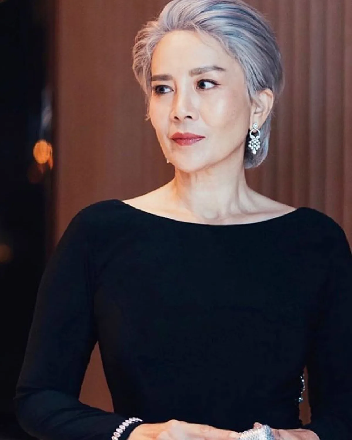 จำแทบไม่ได้! ต่าย เพ็ญพักตร์ เปลี่ยนลุคใหม่ผมสั้นสีเทาสวยเท่กระชากวัยสุดๆ