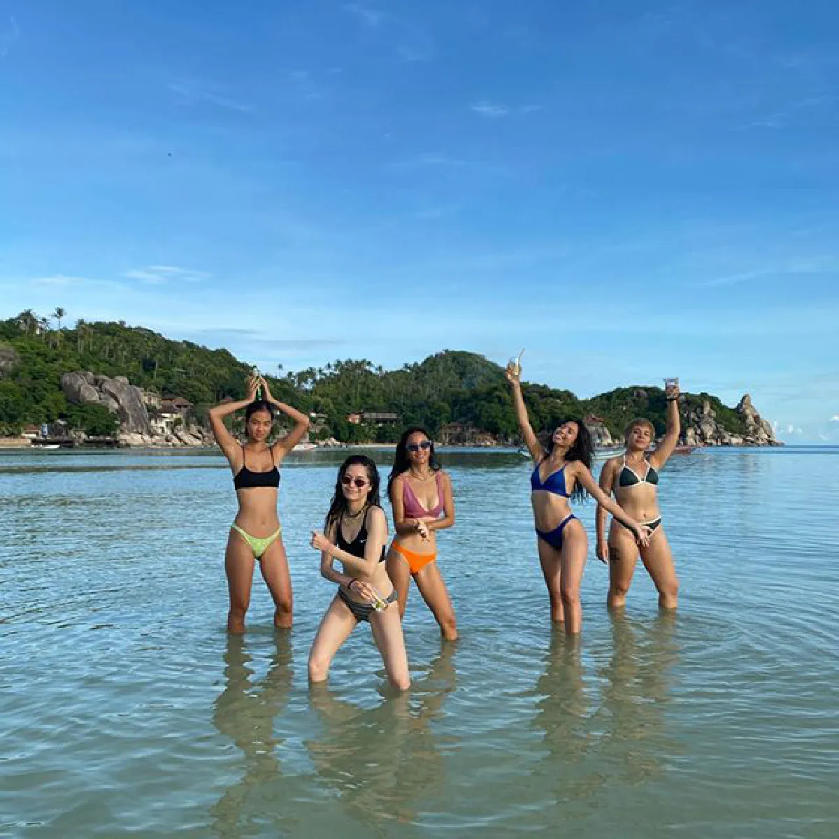 นท-วี-ซิลวี่-พลอย แท็กทีมสวมบิกินี่ดำน้ำเกาะเต่า พร้อมโชว์ลีลาสุดพลิ้ว (คลิป)