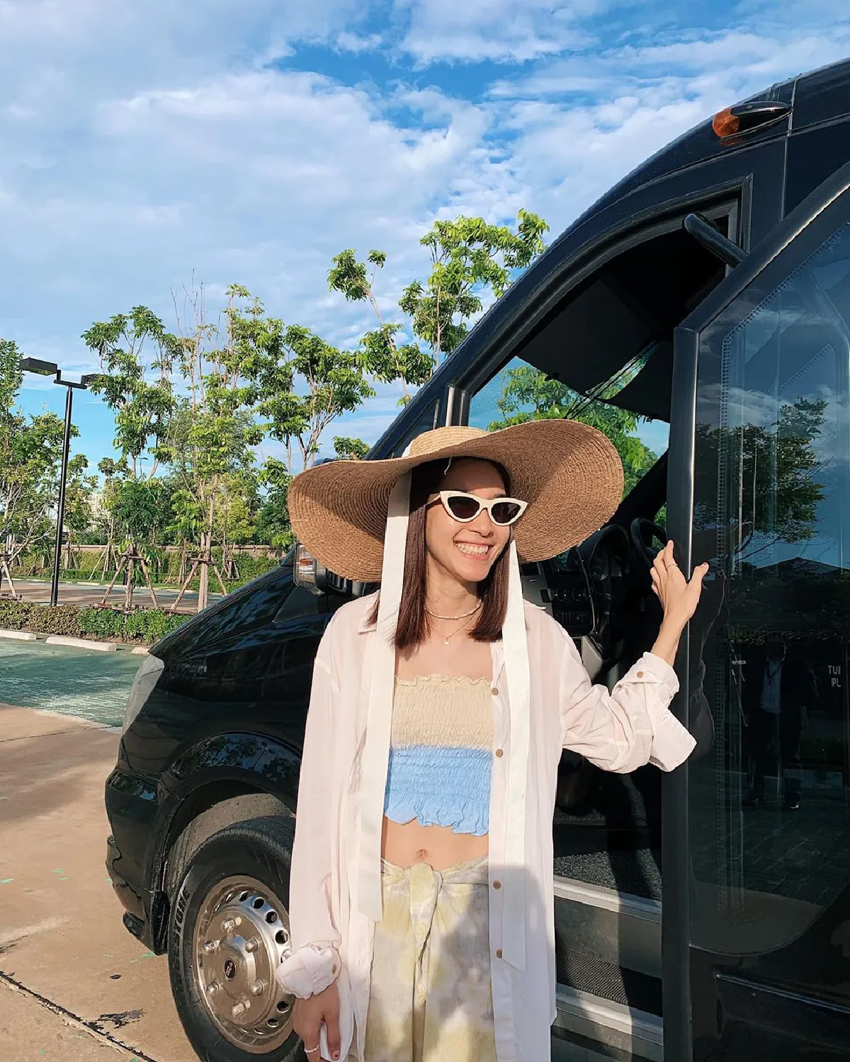 แซ่บต่อเนื่อง! โม มนชนก จัดเต็มลุคสวยเซ็กซี่เที่ยวทะเลหัวหิน