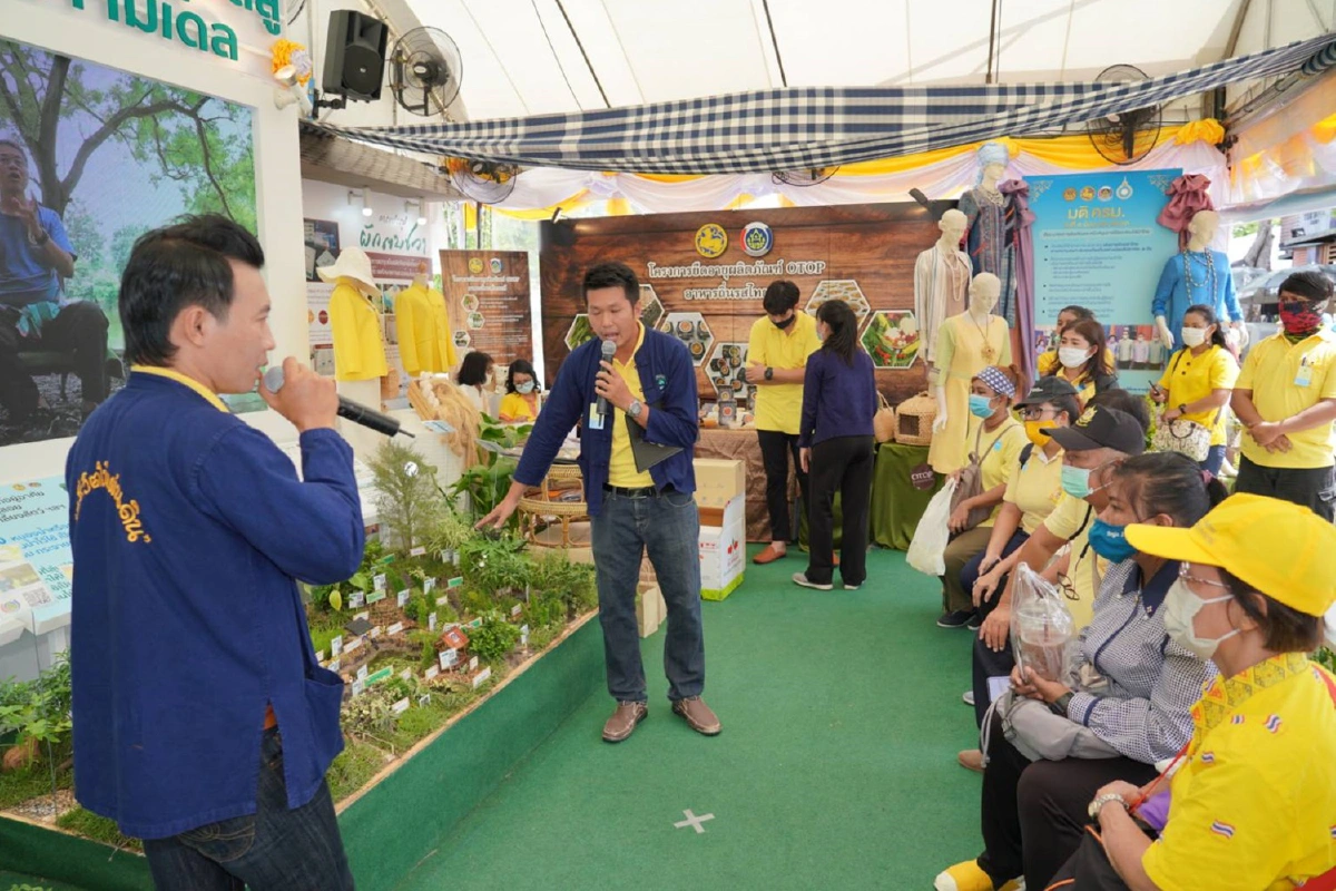พช.ปลื้มจัดบูธ“ชีวิตวิถีใหม่ใต้ร่มพระบารมีฯ"ประชาชนเข้าชมต่อเนื่อง