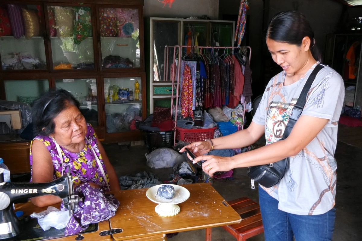 ใกล้วันหวยออก! หนุ่มขับแบ็คโฮขุดพบก้อนหินดำประหลาด