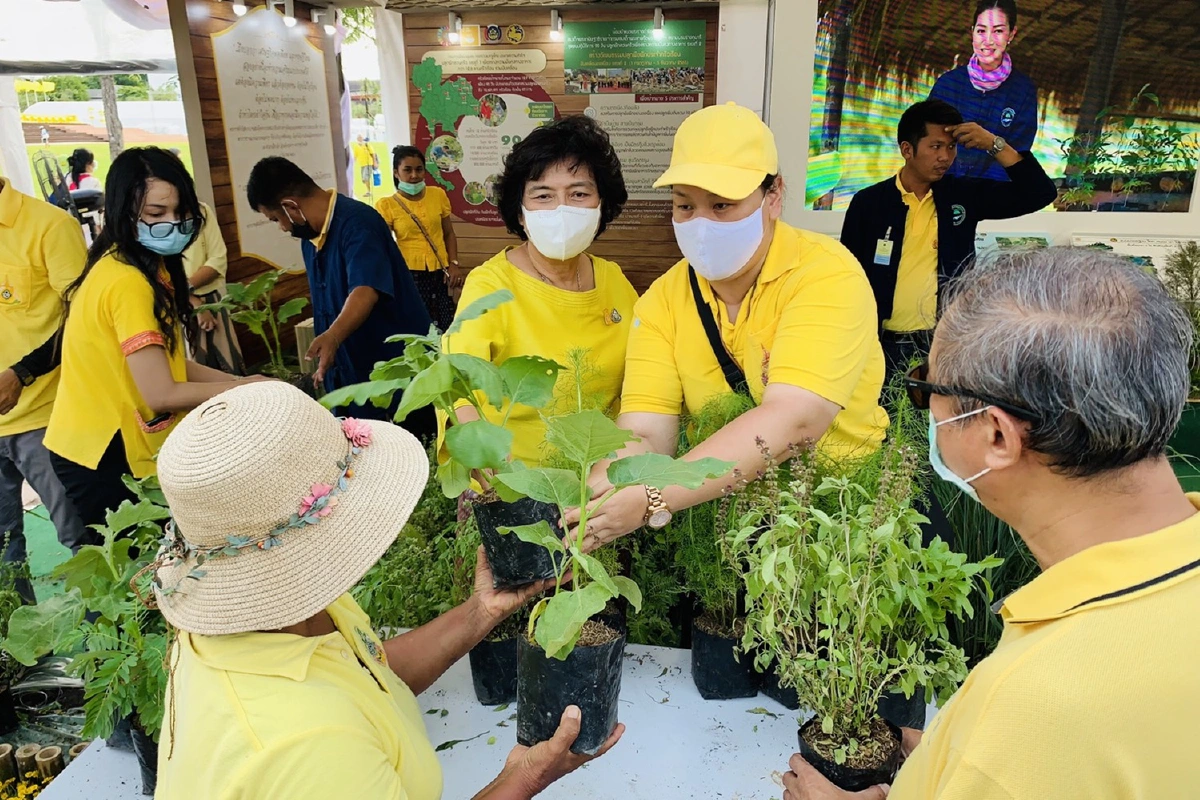 พช.ปลื้มจัดบูธ“ชีวิตวิถีใหม่ใต้ร่มพระบารมีฯ"ประชาชนเข้าชมต่อเนื่อง