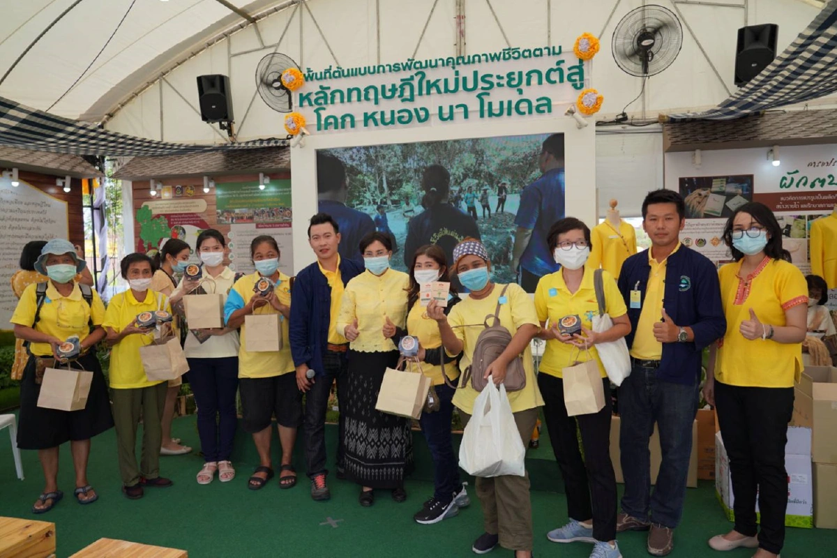พช.ปลื้มจัดบูธ“ชีวิตวิถีใหม่ใต้ร่มพระบารมีฯ"ประชาชนเข้าชมต่อเนื่อง