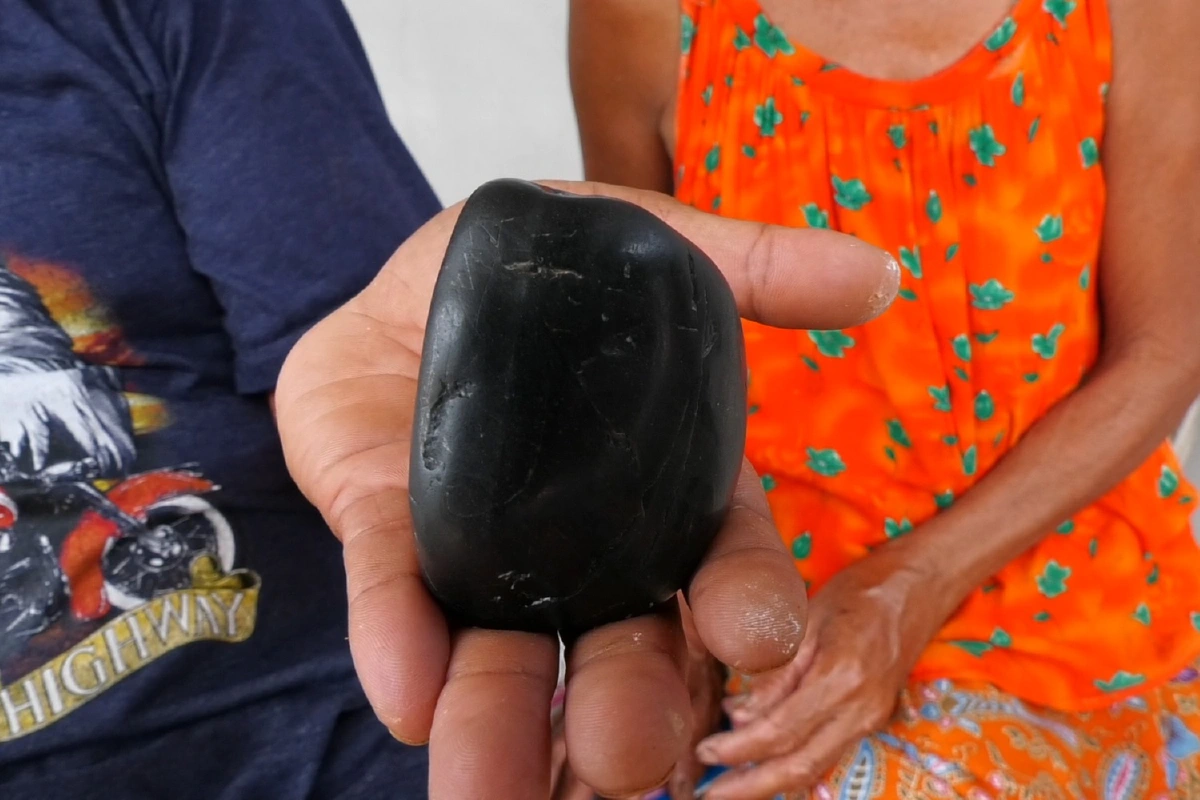 ใกล้วันหวยออก! หนุ่มขับแบ็คโฮขุดพบก้อนหินดำประหลาด