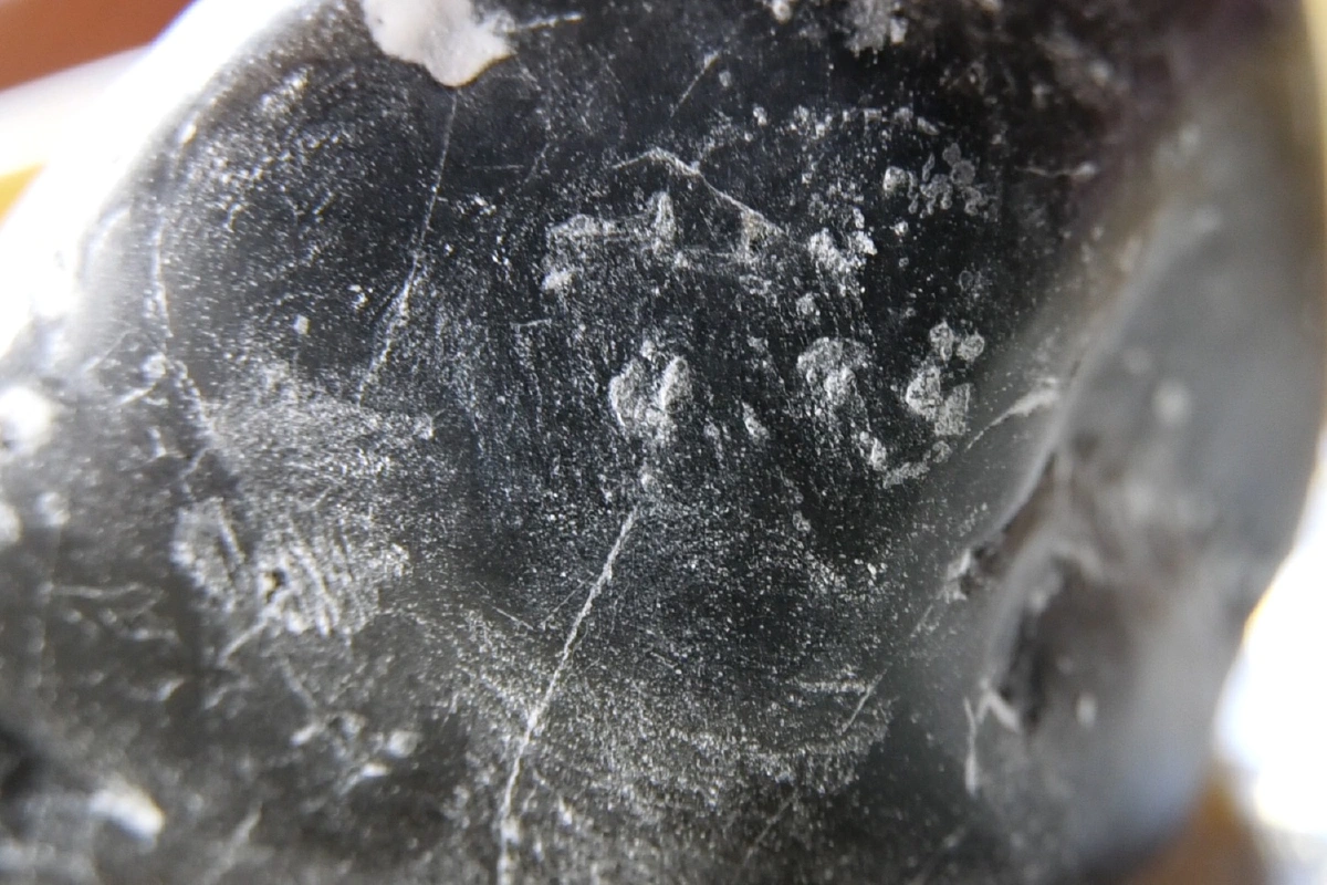 ใกล้วันหวยออก! หนุ่มขับแบ็คโฮขุดพบก้อนหินดำประหลาด