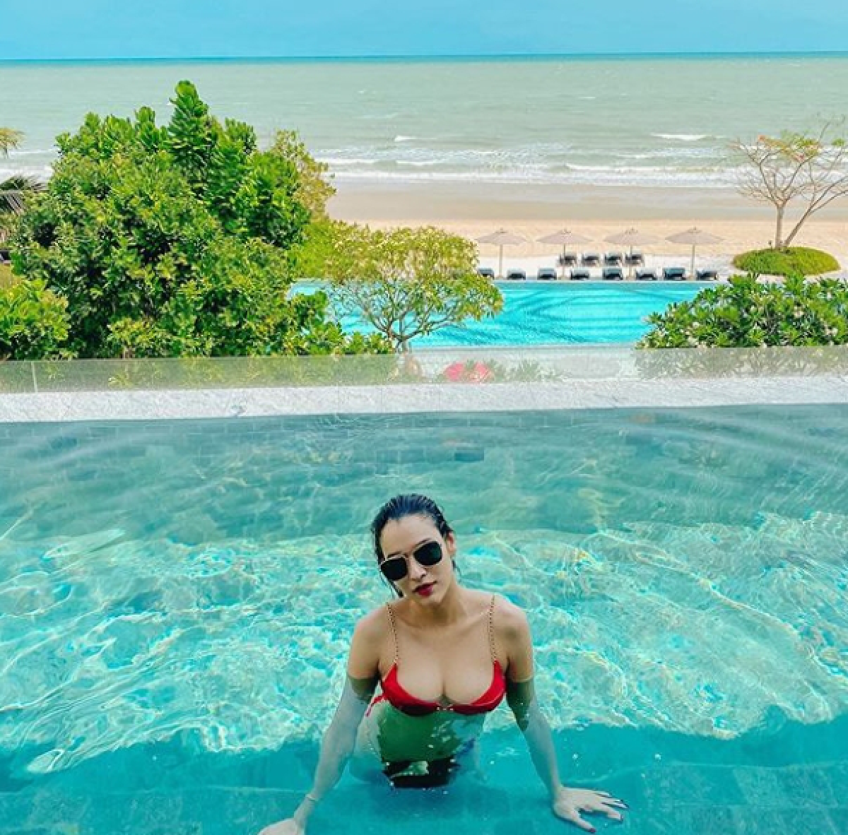 ร้อนฉ่าทุกองศา! หยาดทิพย์ นุ่งชุดวันพีซสีแดงเพลิง อวดความแซ่บกลางทะเล 