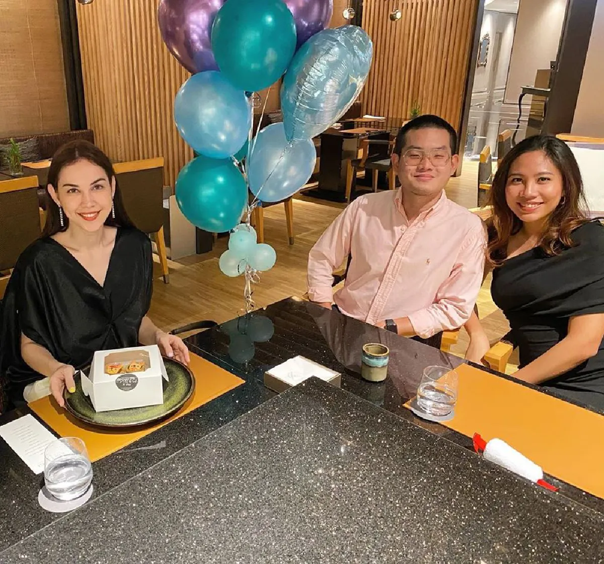 สงกรานต์ ลงรูปคู่ แมท ภีรนีย์ สุดแฮปปี้พากันไปฉลองวันเกิดอีกรอบ