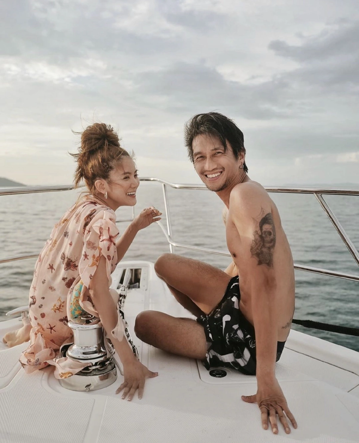 คู่รักสายบุญ ก้อย-ตูน นุ่งขาวห่มขาว เข้าวัดปฏิบัติธรรมสงบจิตใจ