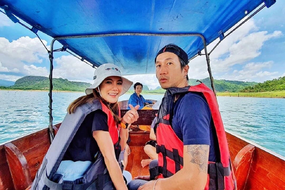 คู่รักสายบุญ ก้อย-ตูน นุ่งขาวห่มขาว เข้าวัดปฏิบัติธรรมสงบจิตใจ