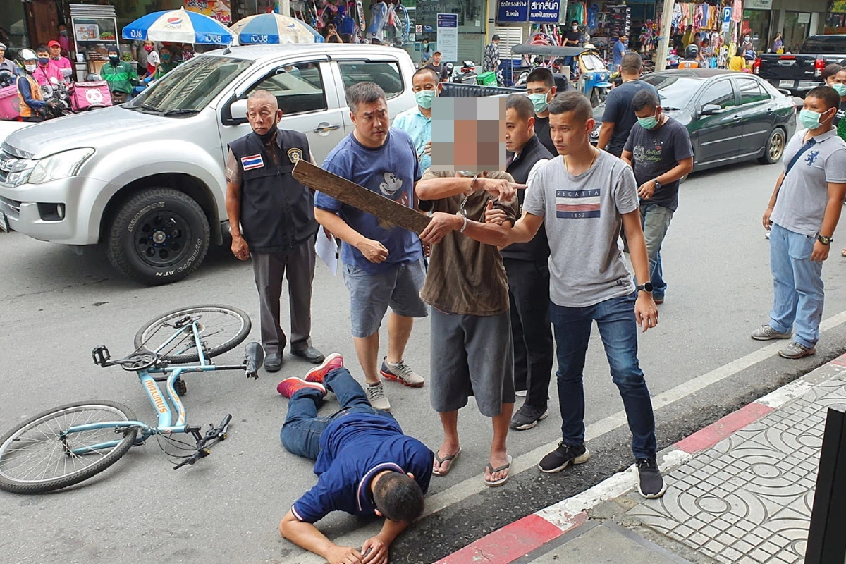 ชายเร่ร่อนกระหน่ำตีหนุ่มนักปั่นนิรนามดับกลางตลาด