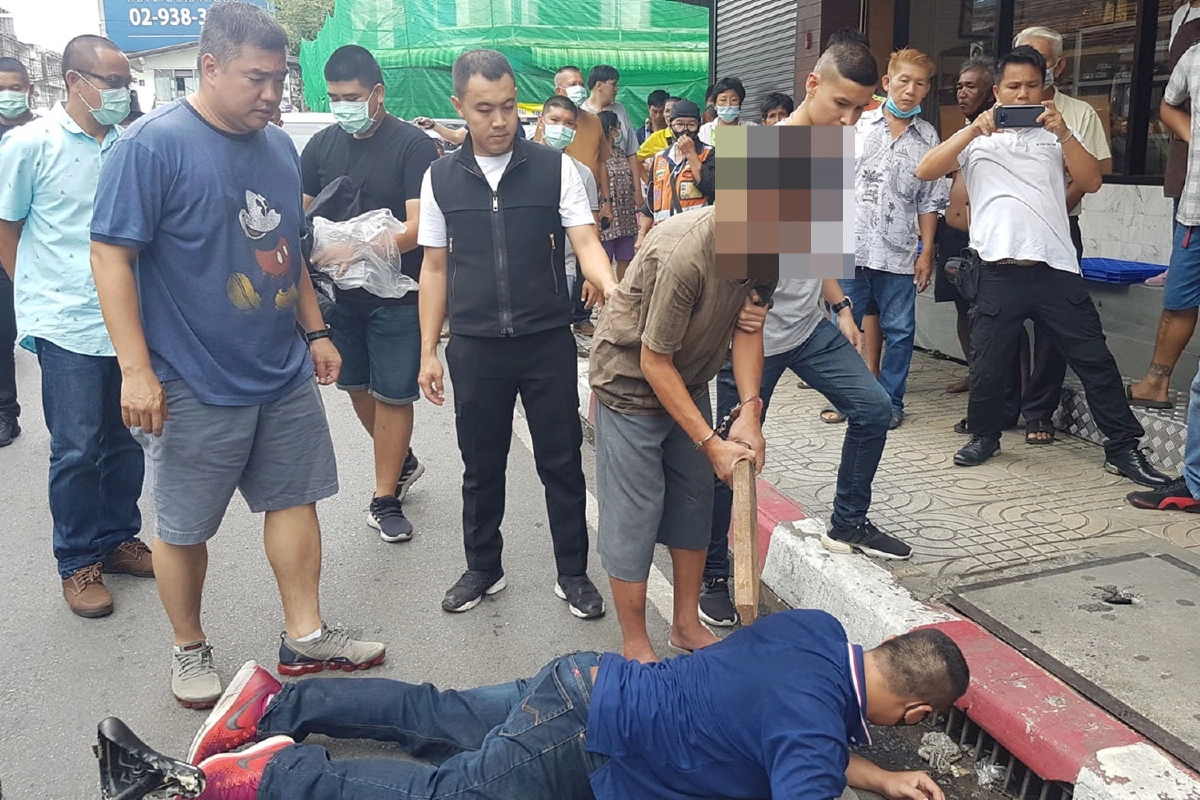 ชายเร่ร่อนกระหน่ำตีหนุ่มนักปั่นนิรนามดับกลางตลาด