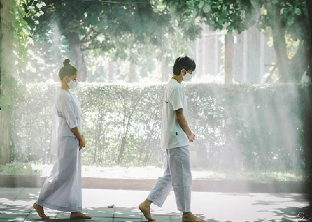 คู่รักสายบุญ ก้อย-ตูน นุ่งขาวห่มขาว เข้าวัดปฏิบัติธรรมสงบจิตใจ