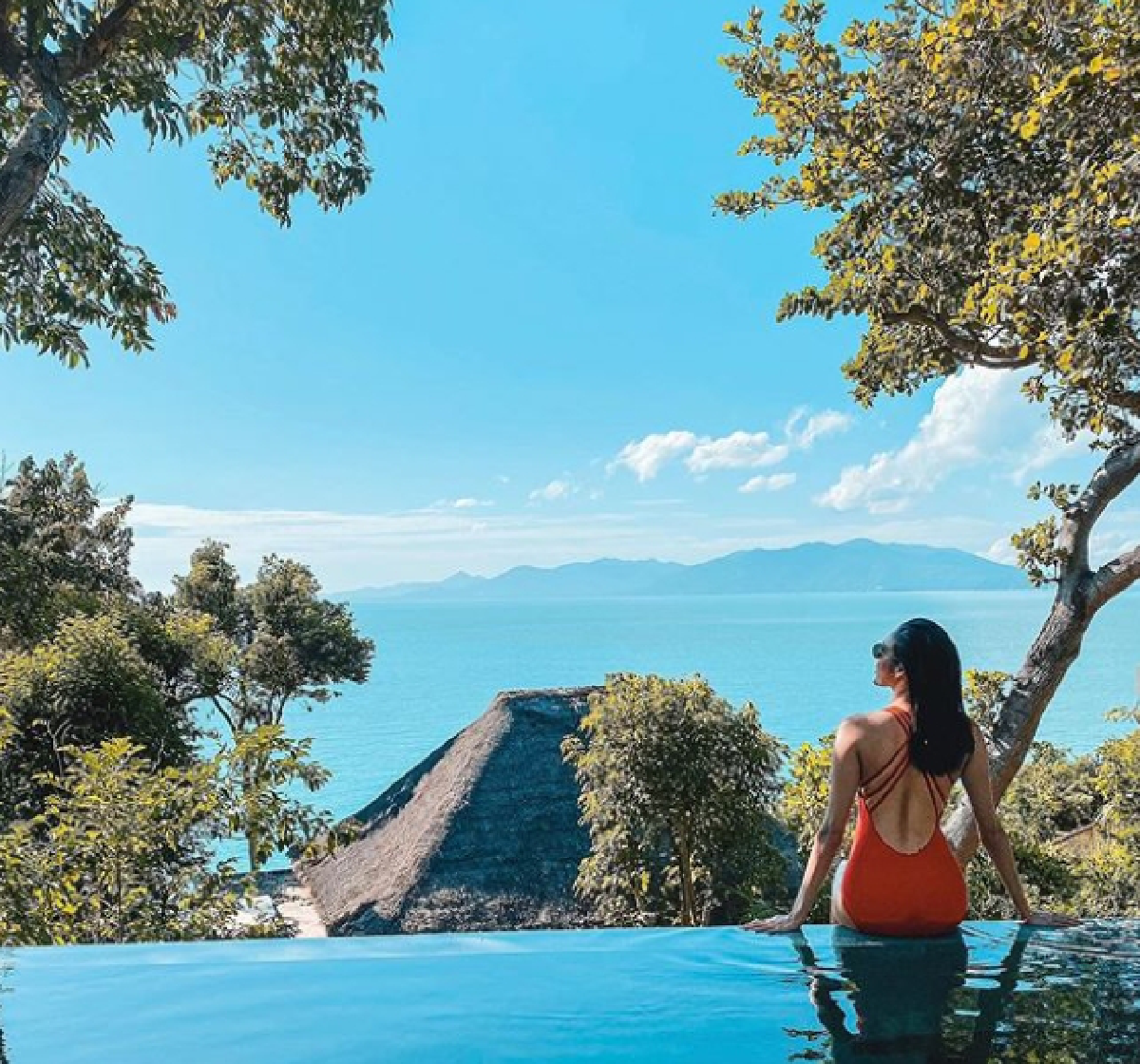 ร้อนฉ่าทุกองศา! หยาดทิพย์ นุ่งชุดวันพีซสีแดงเพลิง อวดความแซ่บกลางทะเล 