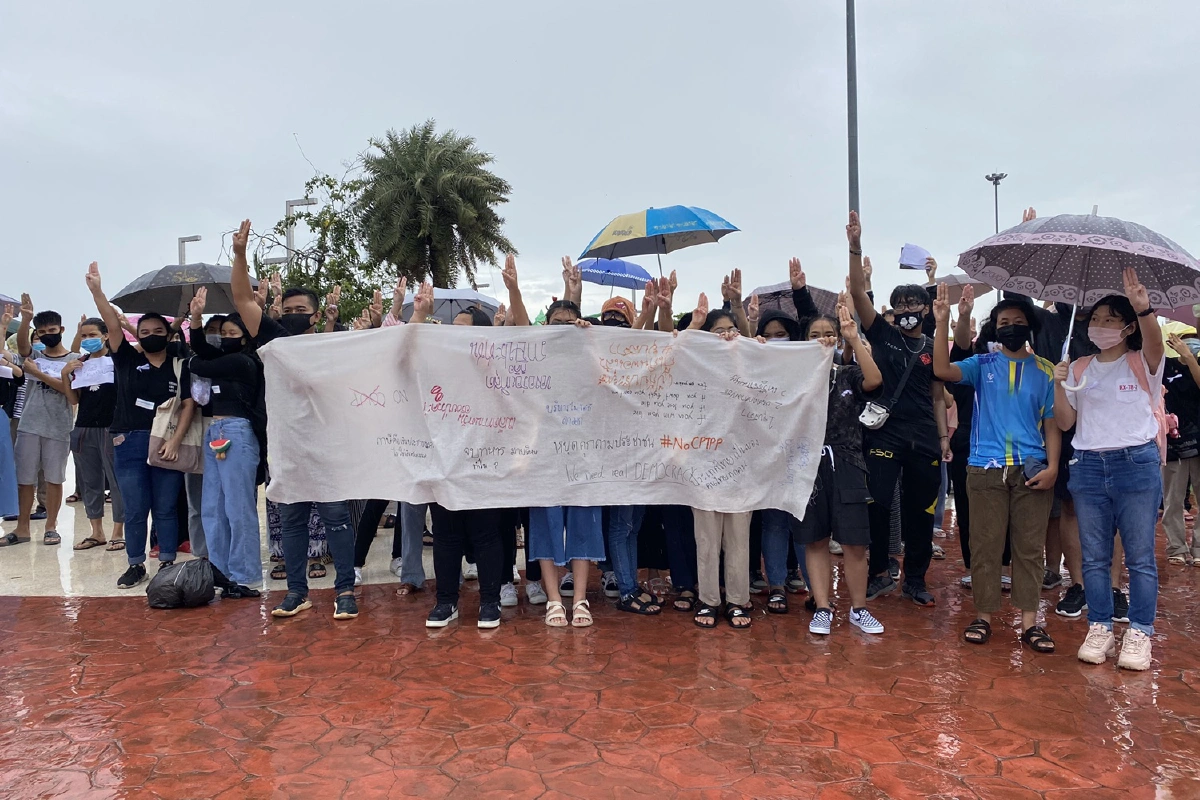 แฟลชม็อบจัดชุมนุมสุราษฎร์ฯกลางฝนใช้เวลา20นาทีก่อนสลายตัว