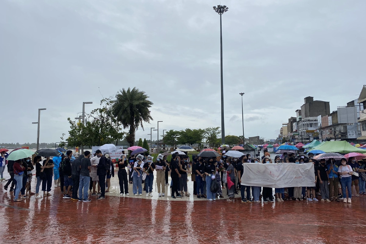 แฟลชม็อบจัดชุมนุมสุราษฎร์ฯกลางฝนใช้เวลา20นาทีก่อนสลายตัว
