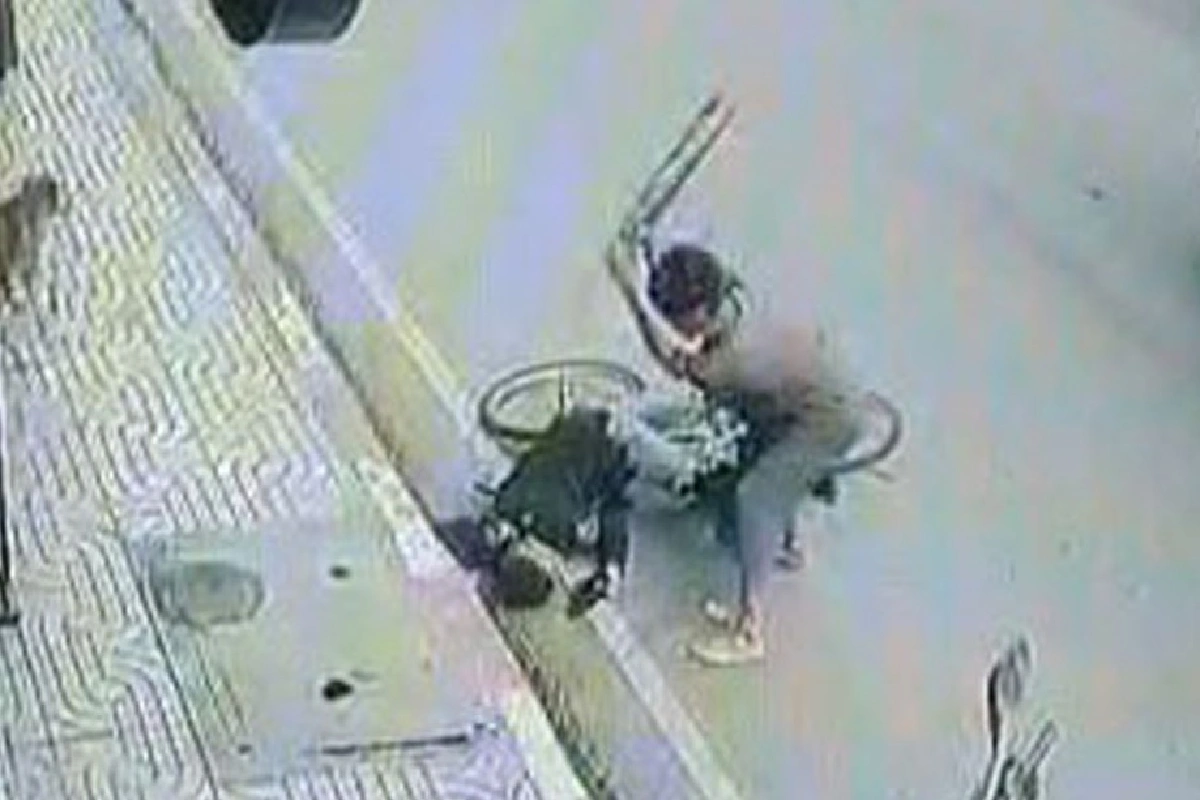 ชายเร่ร่อนกระหน่ำตีหนุ่มนักปั่นนิรนามดับกลางตลาด