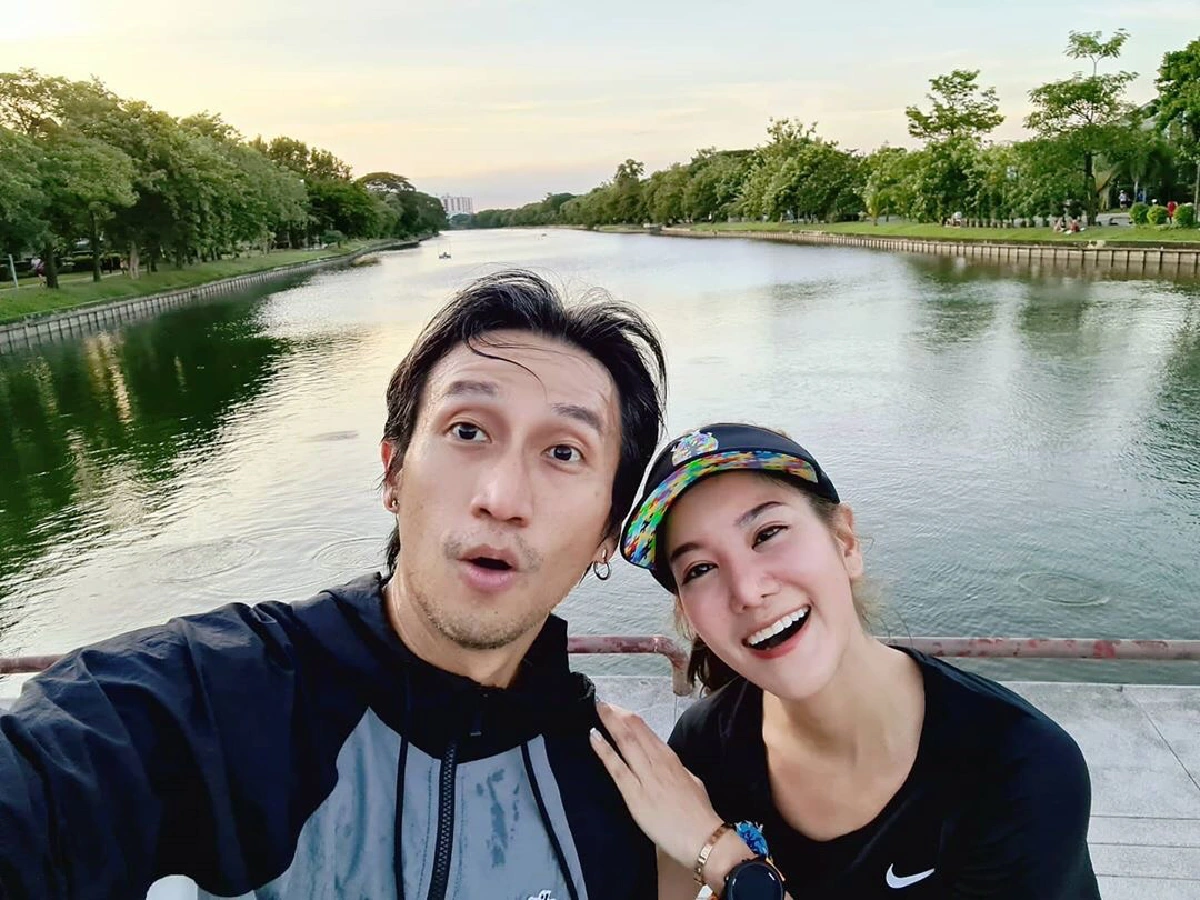 คู่รักสายบุญ ก้อย-ตูน นุ่งขาวห่มขาว เข้าวัดปฏิบัติธรรมสงบจิตใจ