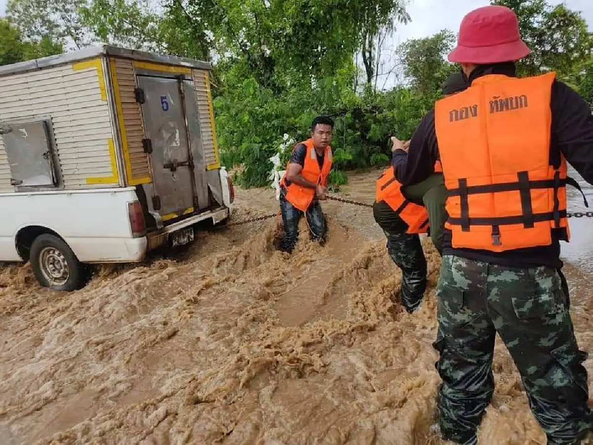 ทหารเข้าช่วยชาวบ้านกว่า300ครัวเรือนเจอน้ำป่าทะลักท่วมที่ จ.เลย